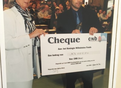 2000: Cheque voor Koningin Wilhelmina Fonds